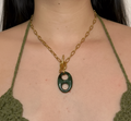 Collier chaîne à maillons dorés avec fermoir T-bar à l'avant et un grand pendentif maillon ovale vert foncé marbré.